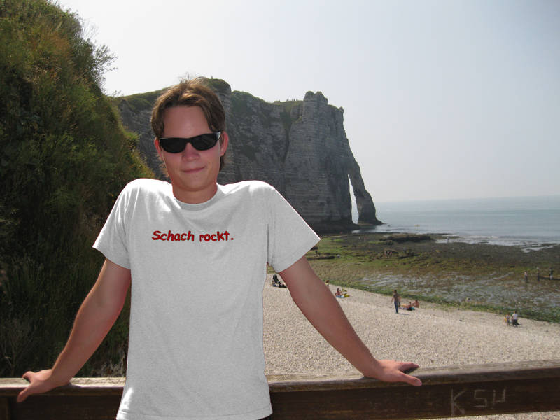 Julian Schwarzat im falschen "Schach rockt."-T-Shirt (rote Schrift auf weißem Grund)